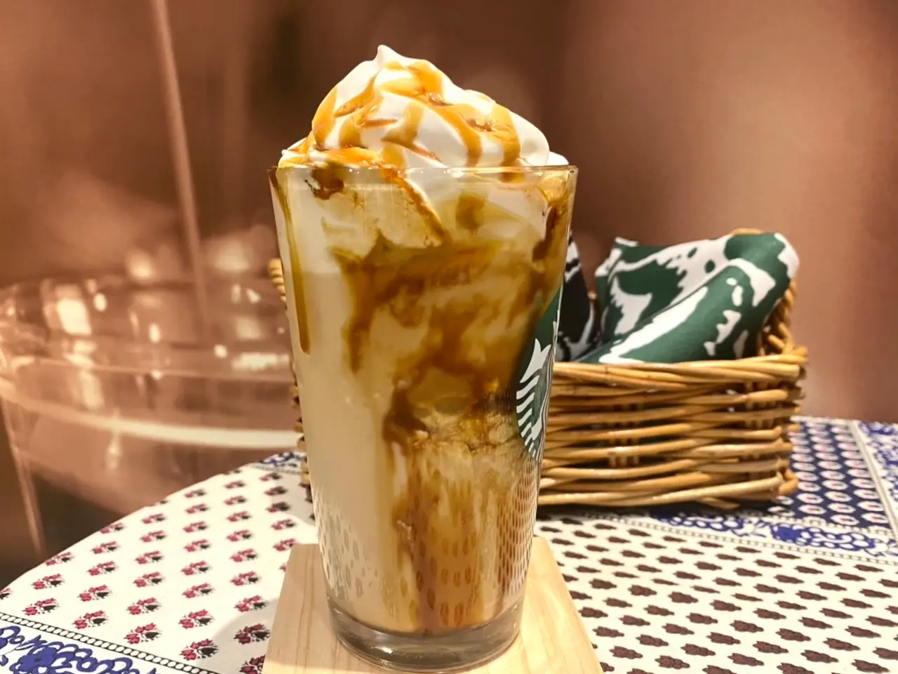 スタバ新作「ほうじ茶 meets キャラメル クリーム フラペチーノ」を横から撮影した写真