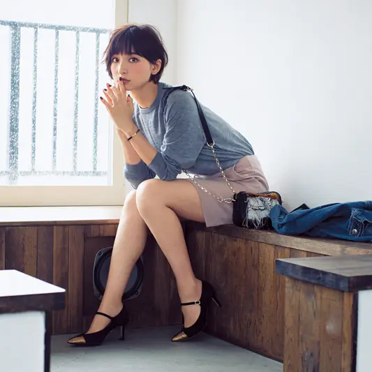 「なんてことないニット」みんなより素敵に着こなすテク【グレイニット編】_1