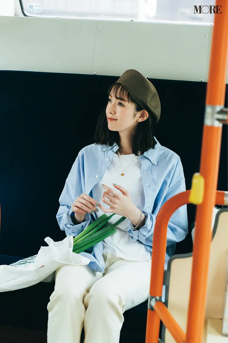 ブルーのシャツ×ホワイトデニムコーデでベレー帽をかぶった佐藤栞里
