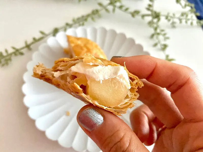 ローソンの冷凍スイーツ「アップルパイ」をかじった様子
