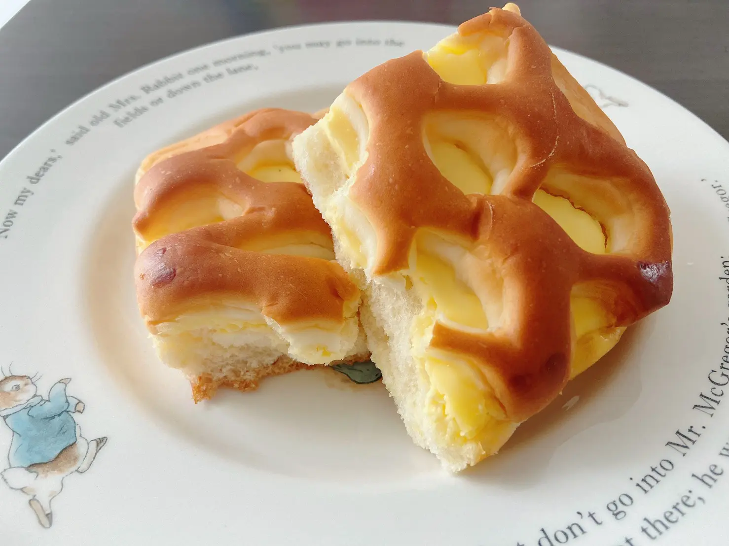 【新発売】ファミマの新作パン!「クリームチーズ入りクリーム」って!?【食レポ】_3