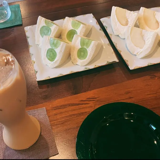 旬のフルーツを使ったフルーツサンド