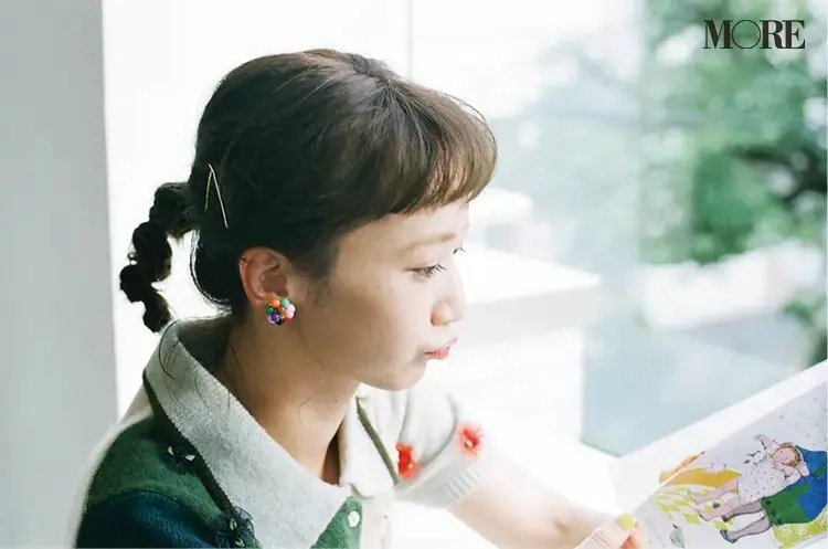 絵本を読む三戸なつめさん