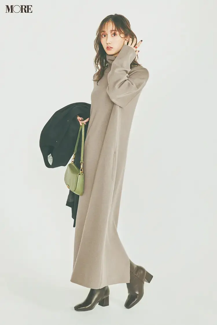 ベージュのニットワンピースを着た鈴木友菜