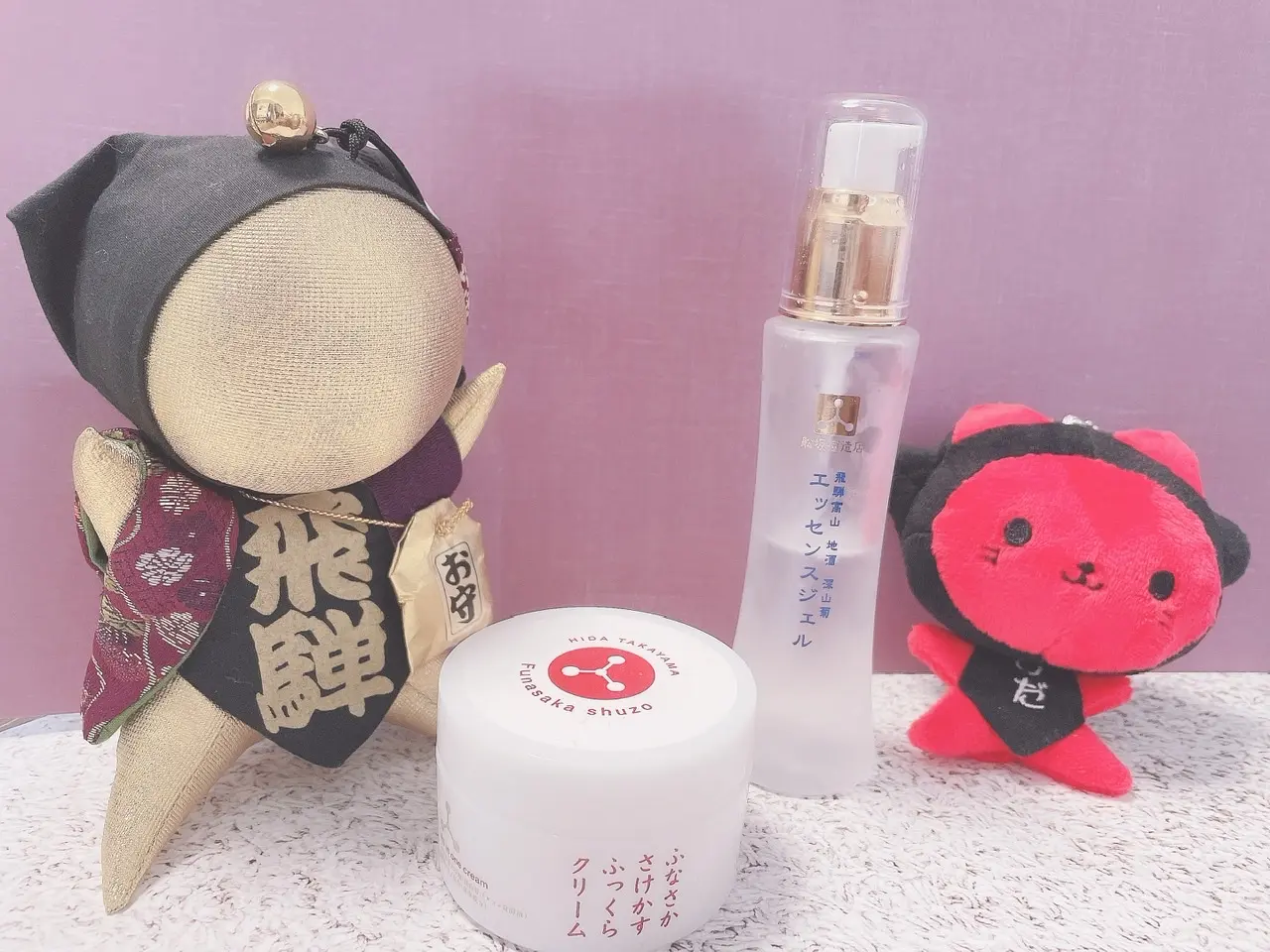 さるぼぼのぬいぐるみと、船坂酒造店の化粧品の写真