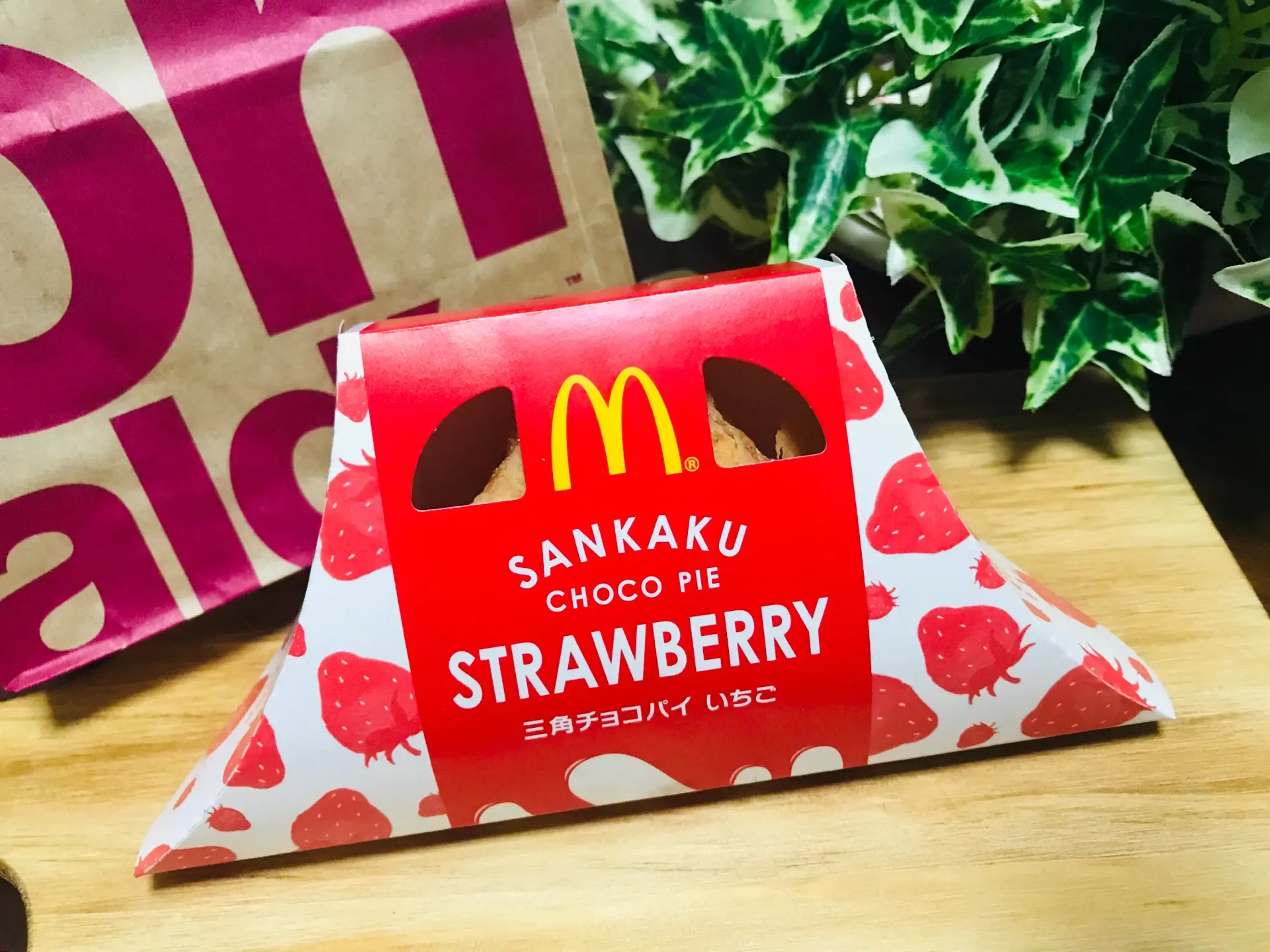 【マクドナルド】冬の定番スイーツ《三角チョコパイ》にイチゴ味が新登場♡_4