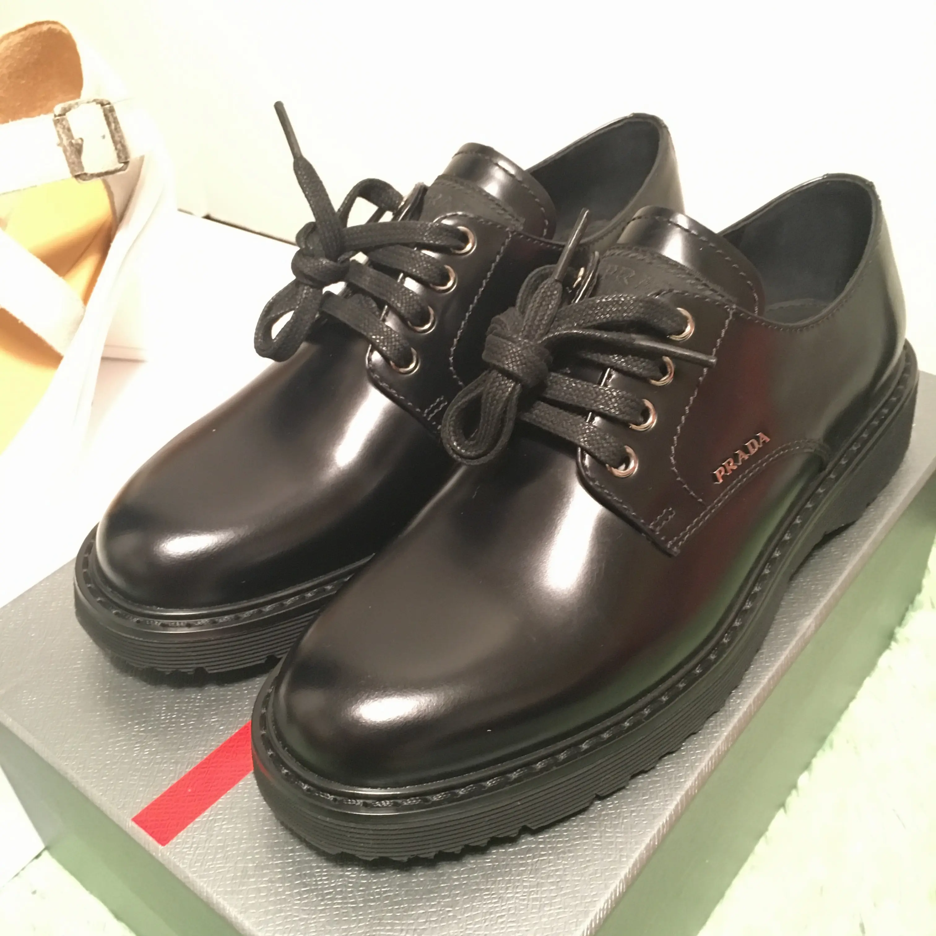 ロゴがさりげなくて素敵!PRADAさまのローファーデビュー( ^ω^ )_1