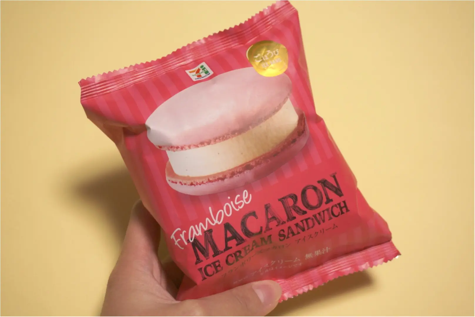 《冬の贅沢アイス❤︎》大注目のセブンイレブンの数量限定【フランボワーズ マカロンアイスクリーム】を食べてみた(*´꒳`*)_1
