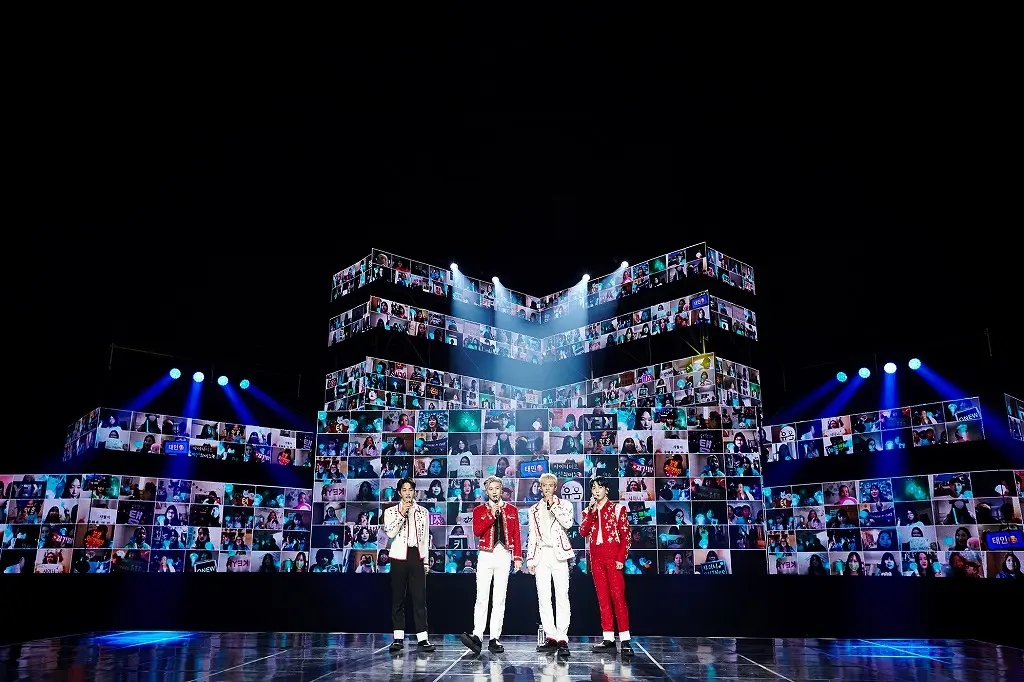 ファンとオンラインを通してコミュニケーションを取るSHINee
