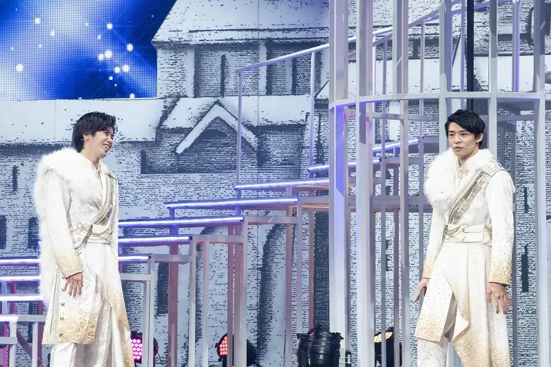 華やかな白い衣装をまとった神宮寺勇太さんと岸 優太さん