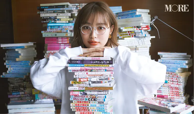 内田理央がおすすめのマンガを紹介するMOREの連載【#ウチダマンガ店】。内田理央とマンガが写っている写真。