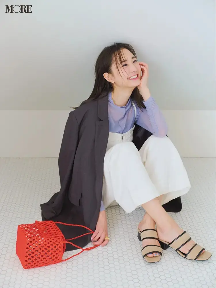 【サロペットコーデ】白サロペット×シアーシャツ×肩がけジャケットのコーデ