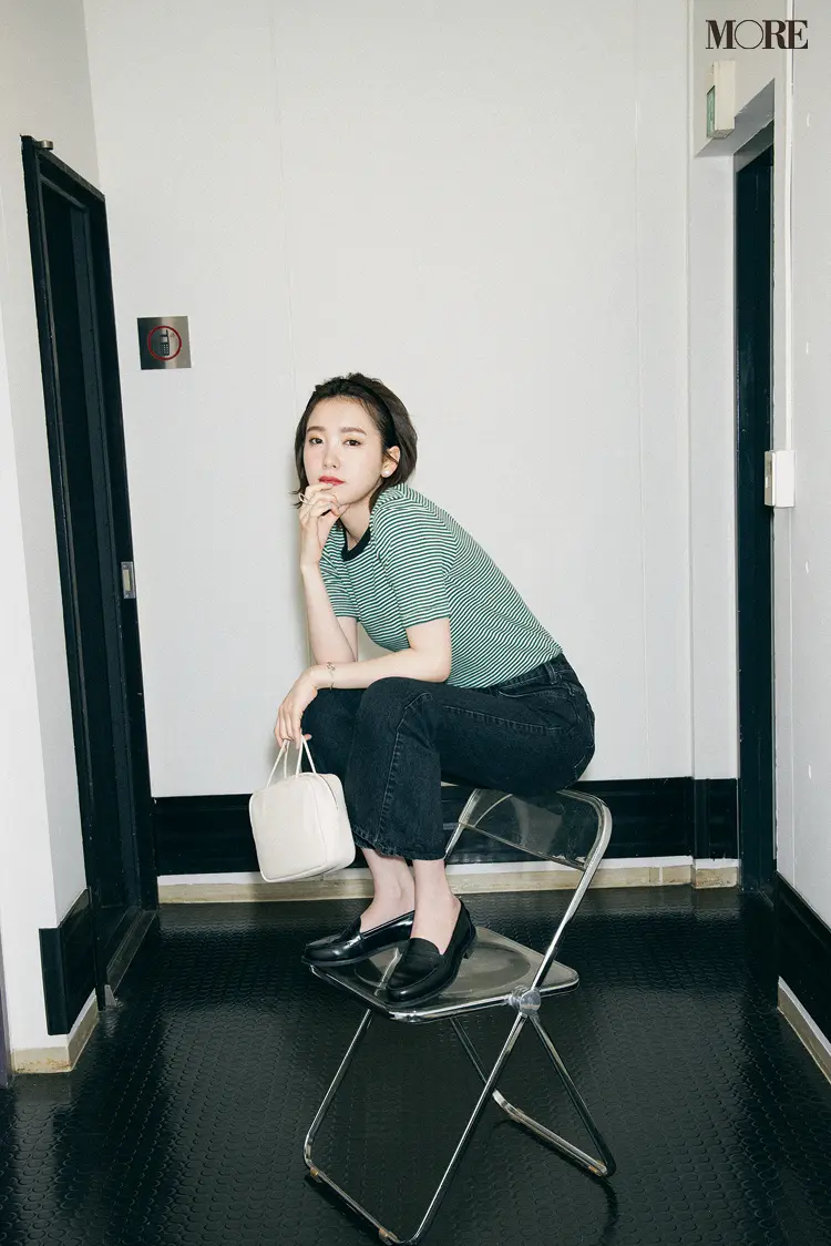細めボーダーのTシャツはデニムとコーデ