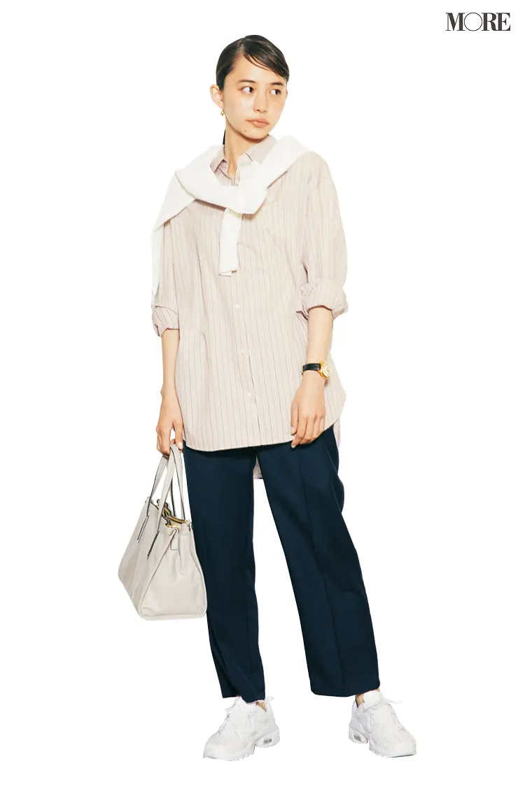 【今日のコーデ】<井桁弘恵>真っ白なスニーカー&肩巻きニットでマニッシュコーデを爽やか仕上げ☆_1
