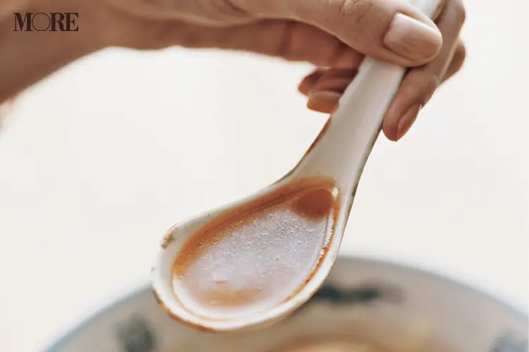 佐藤栞里が、長野県のおすすめお取り寄せグルメ「ハルピンラーメン」のスープをレンゲですくっている様子