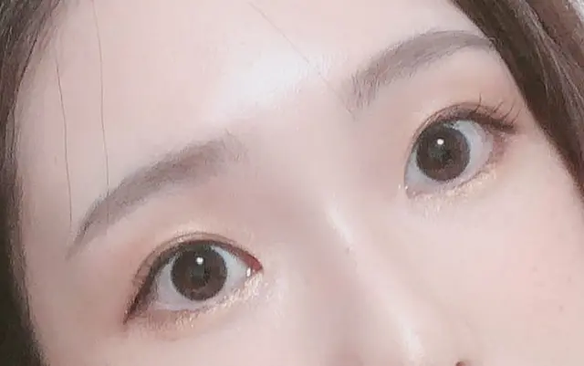 つけまつげをつけた目元