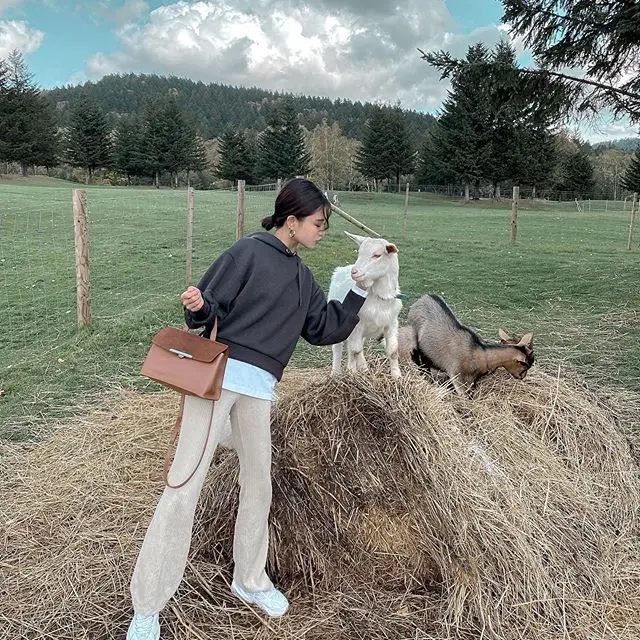 Premiumインフルエンサーズのインスタ拝見! 影山カレンさんが北海道の『星野リゾート トマム』へ♡ ユニクロを使った秋コーデにも注目!!_1