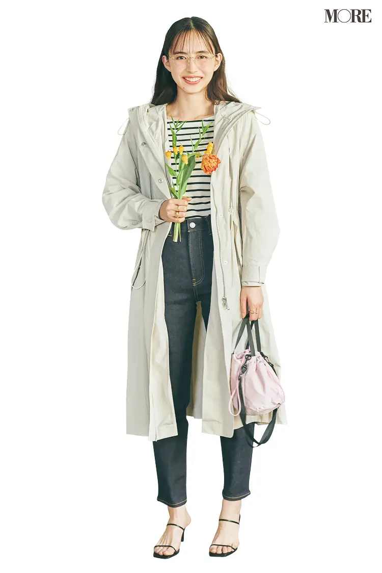ボーダートップス×デニムコーデでメガネをかけた井桁弘恵