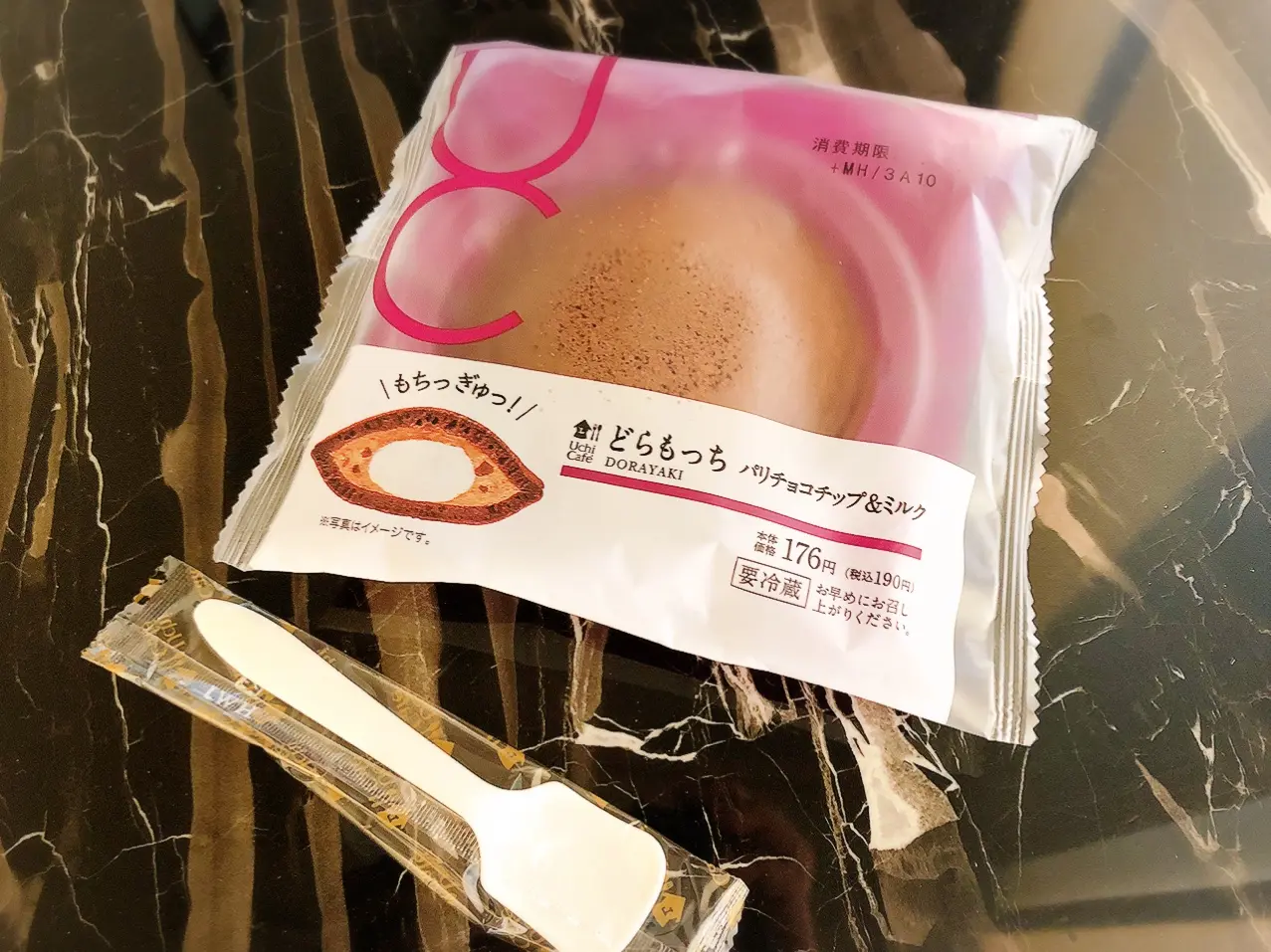 【#ローソンスイーツ】1/12〜新発売のどらもっちパリチョコチップ&ミルク♡コスパ最強の幸福感を(*´꒳`*)_1