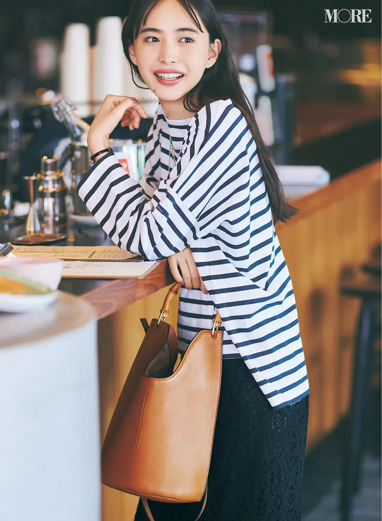 オルセットのバッグを持った井桁弘恵