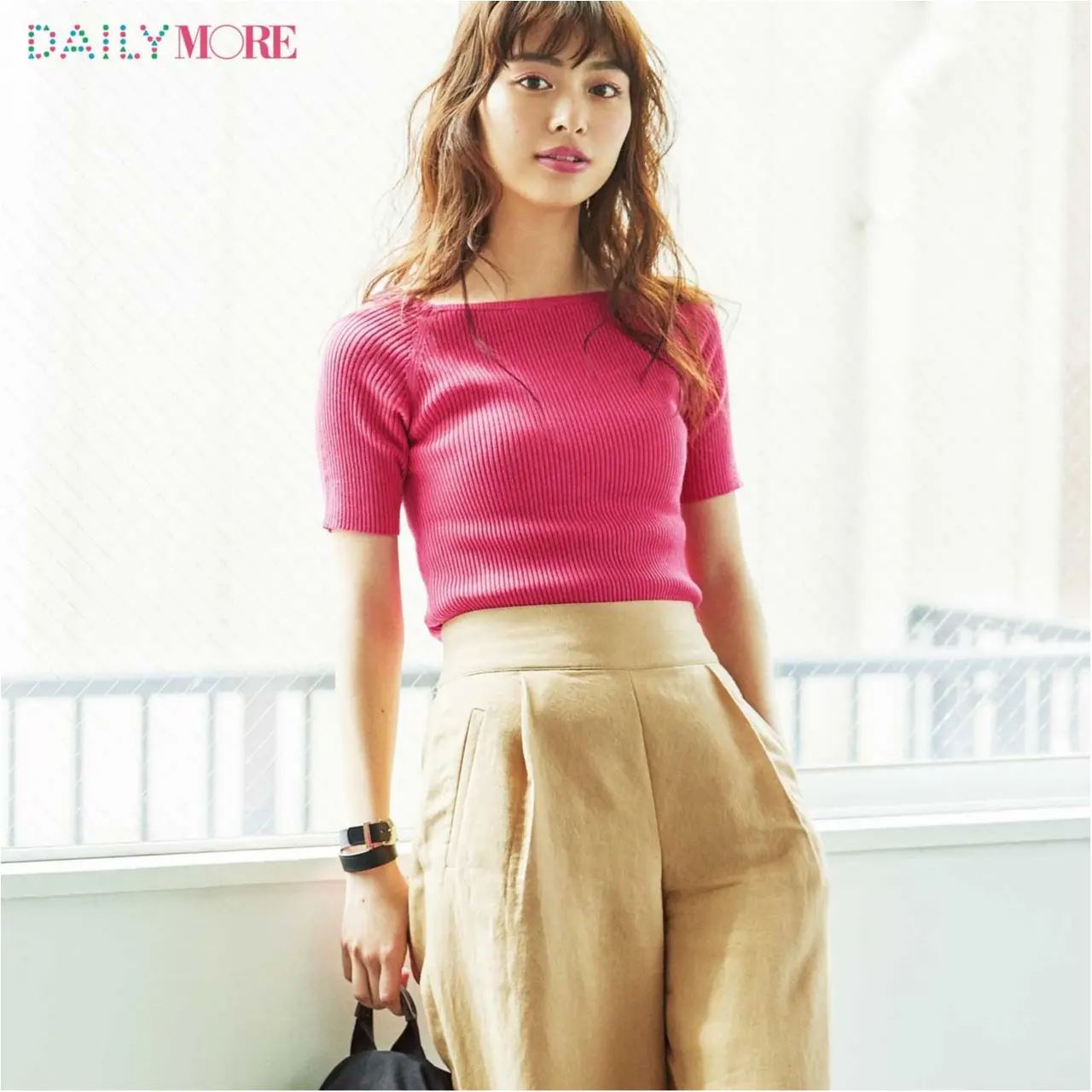 【公式通販GET MORE!ですぐ買える】4900円とコスパ最高すぎ! “カジュアルだけど女らしい”美鎖骨トップスが飛び売れ中!_1