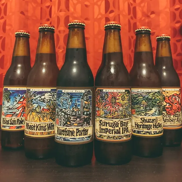 ビール瓶が並んでいる