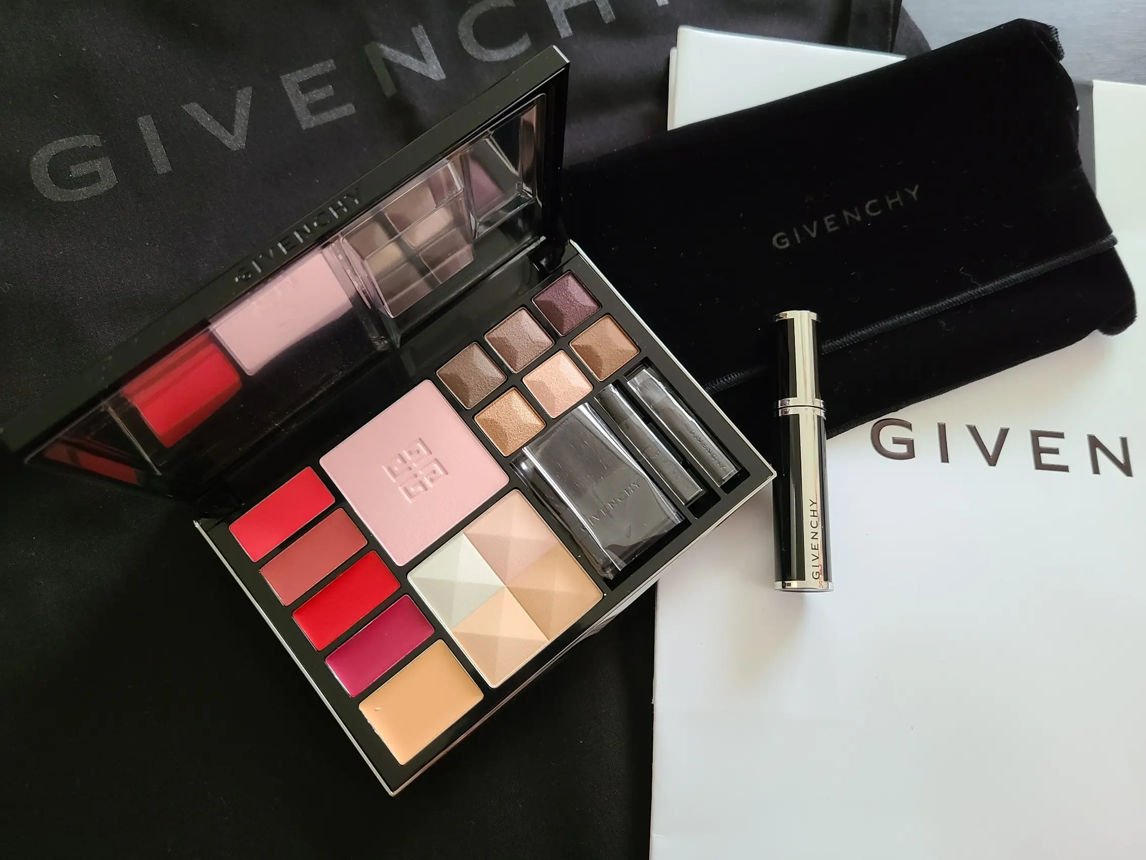 今年のクリスマスコフレは《GIVENCHY》の全て盛り込みパレット❤️_1