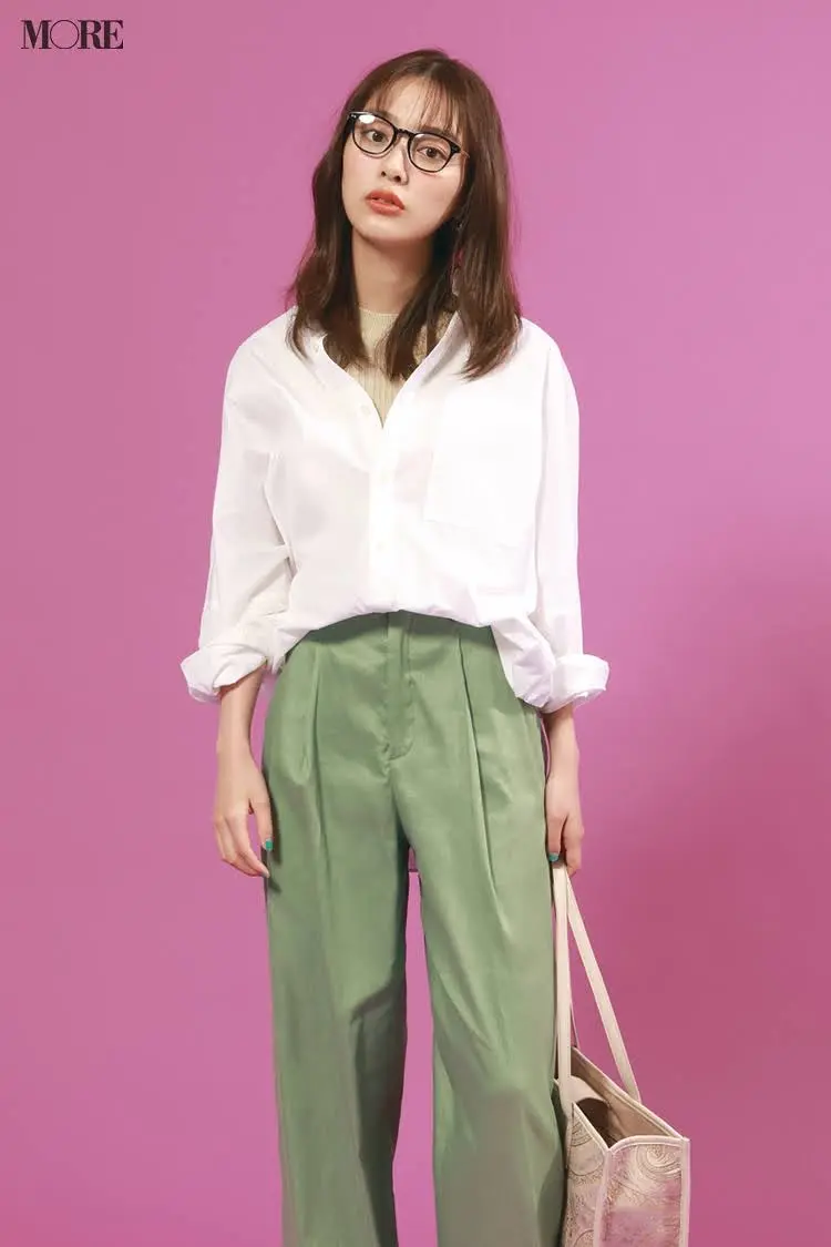 白シャツ×カーキパンツコーデでメガネをかけた内田理央