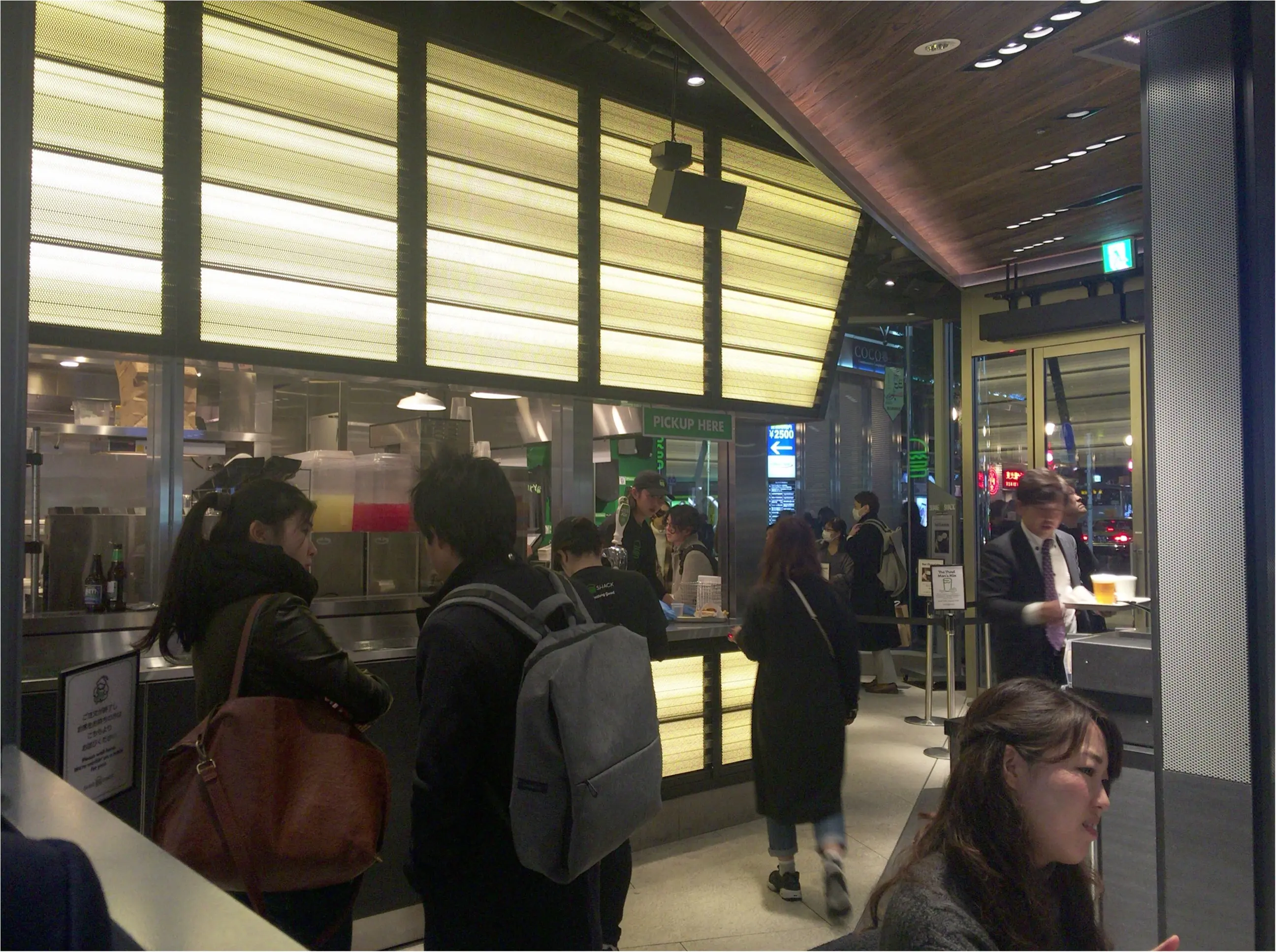 NY発バーガースタンド「Shake Shack」パティの肉感がスゴイ!!✨しかもホルモン剤を使っていない100%オールナチュラルのアンガスビーフ使用しているんです♩≪samenyan≫_3
