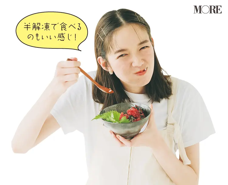 佐藤栞里が静岡県のおすすめお取り寄せグルメ「マルイリフードサプライ」のインド鮪同好会 まぐろフレークを食べている様子