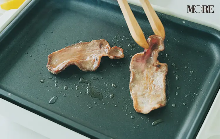静岡県のおすすめお取り寄せグルメ「さの萬」の熟成牛タンをプレートの上で焼いている様子