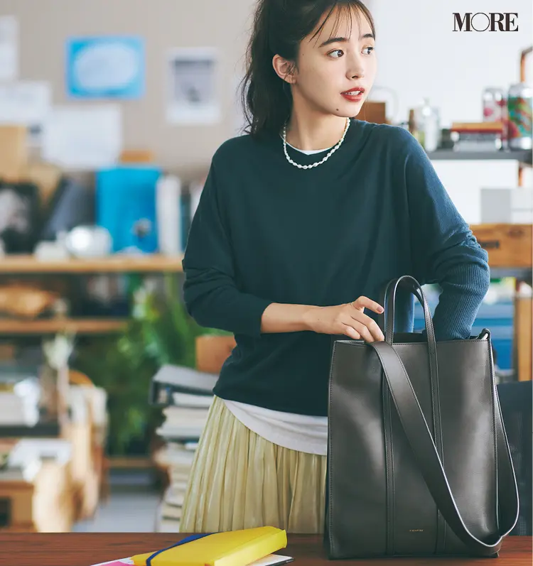 リエンピーレのバッグを持った井桁弘恵
