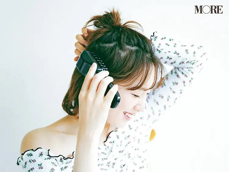 美容家電でヘアケアをしている飯豊まりえ