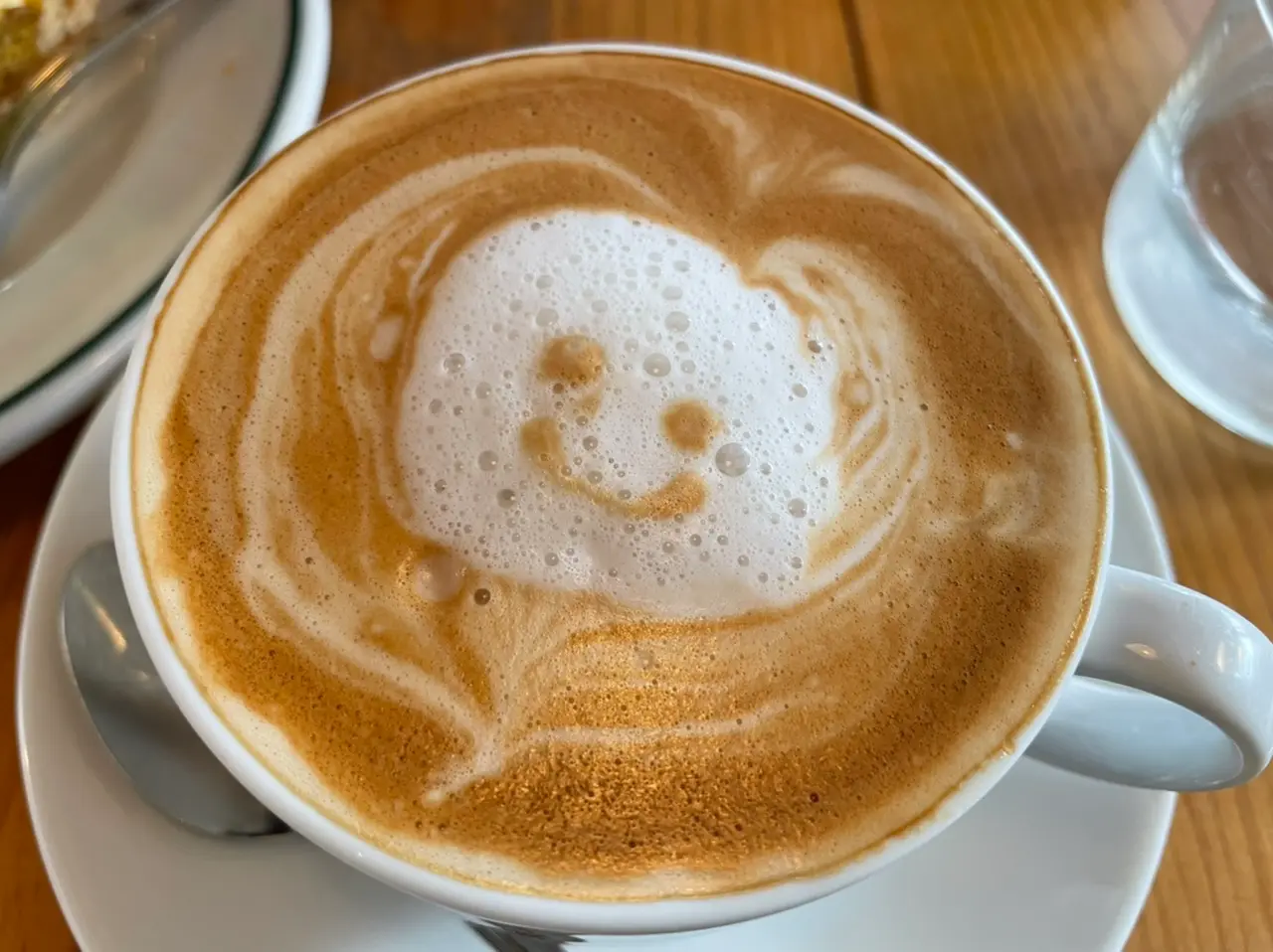 スマイルが描いてあるカフェラテ