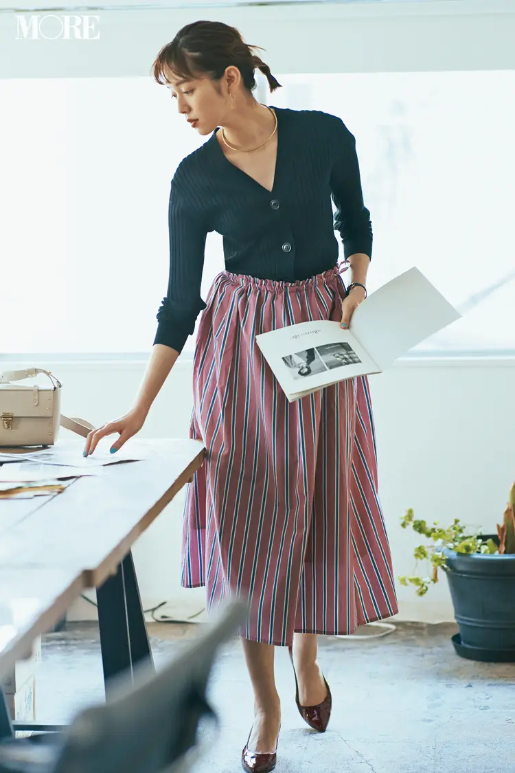【今日のコーデ】仕事後にデート。服に迷った日は甘くないピンク×端正なストライプのスカートが最強♡ 〈佐藤栞里〉_1