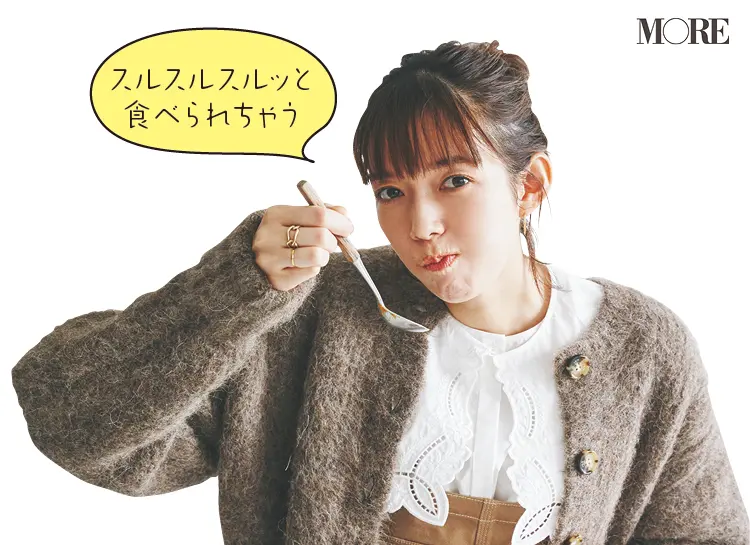 佐藤栞里が群馬県のおすすめお取り寄せグルメ「石坂牧場」のカレーを食べている様子