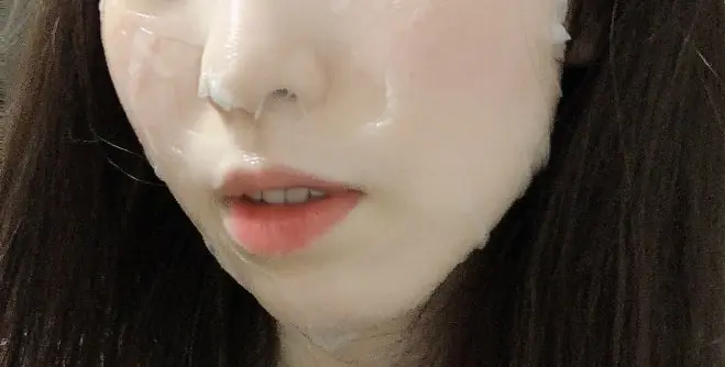 マスクパックをしている顔