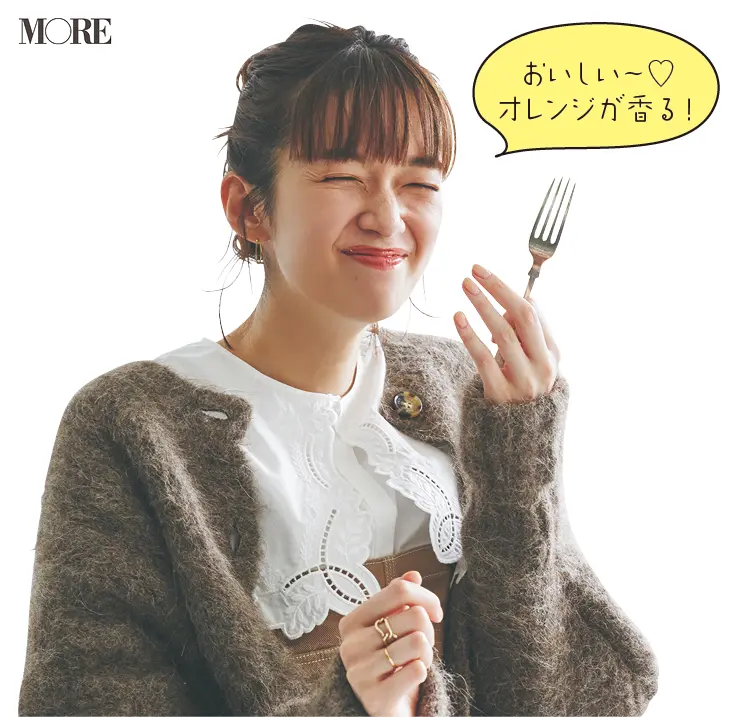 佐藤栞里が群馬県のおすすめお取り寄せグルメ「BAUMEN BROTHERS」のバウムクーヘンを食べている様子