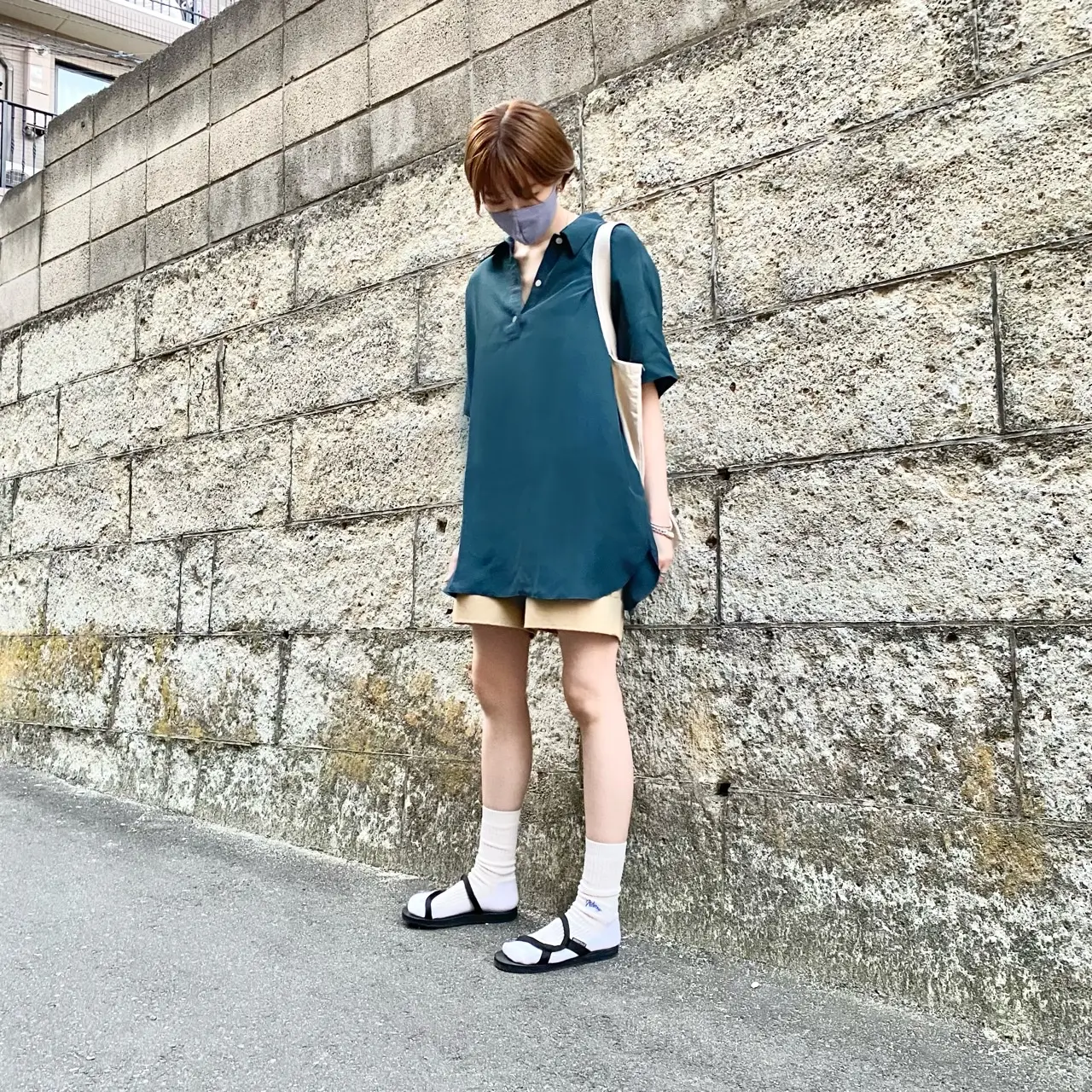 ユニクロユーのシャイニーレーヨンポロチュニックの着用画像