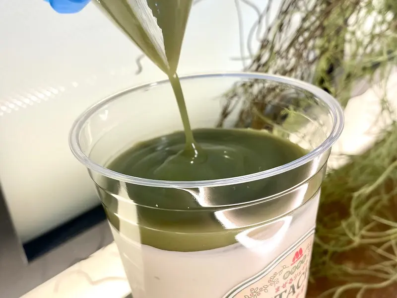 モスバーガー新作「まぜるシェイク ピスタチオ」実物。ソースをのせている途中