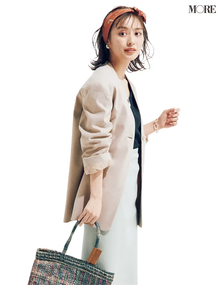 ジャケット×タイトスカートを、ヘアバンドとかごバッグでカジュアルダウンしたコーデ
