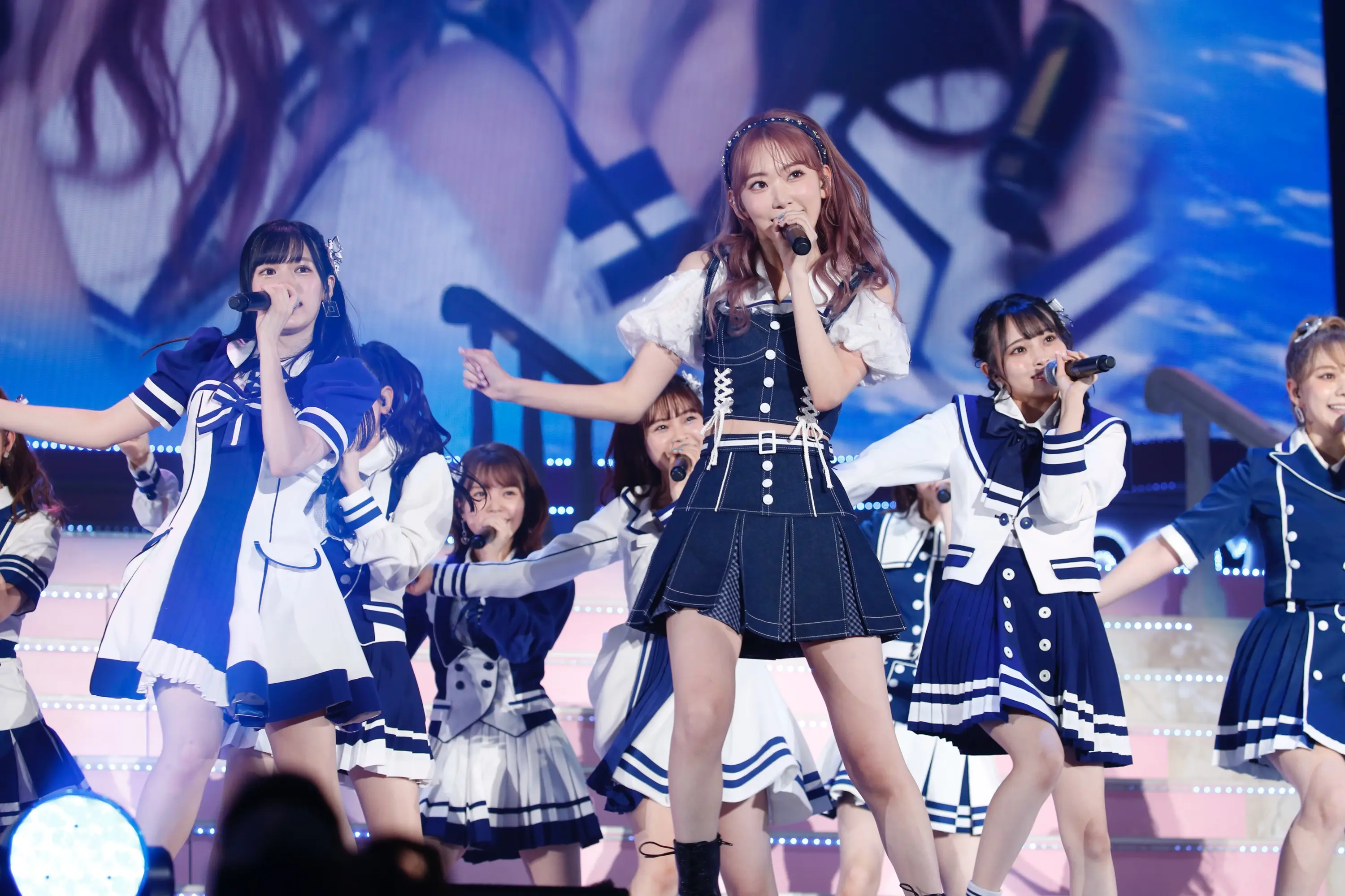 パフォーマンスをする宮脇咲良