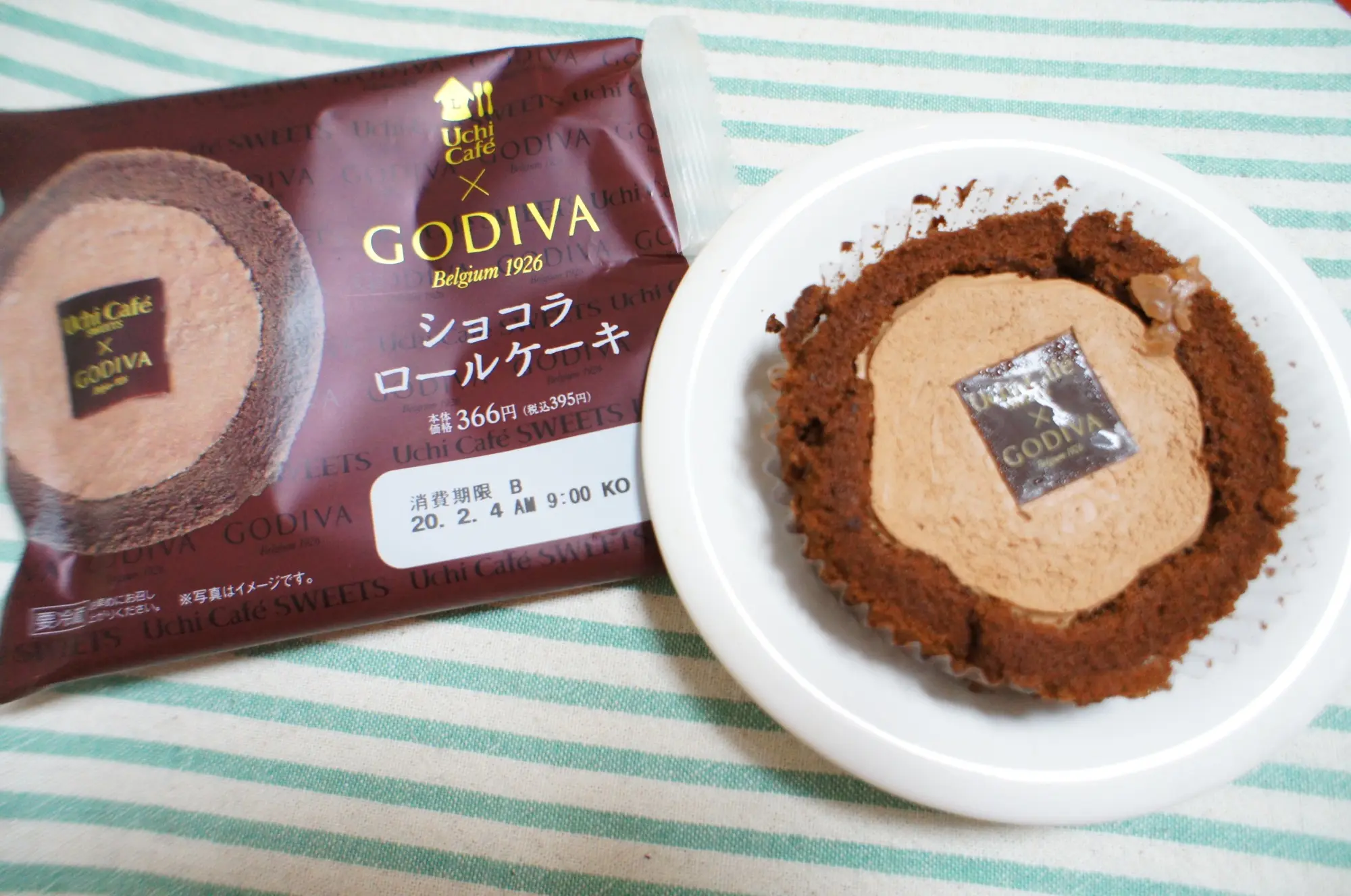《発売2週間で250万個販売❤️》の大人気コラボ品が復活!【Uchi Café×GODIVA ショコラロールケーキ】が絶品☻_3
