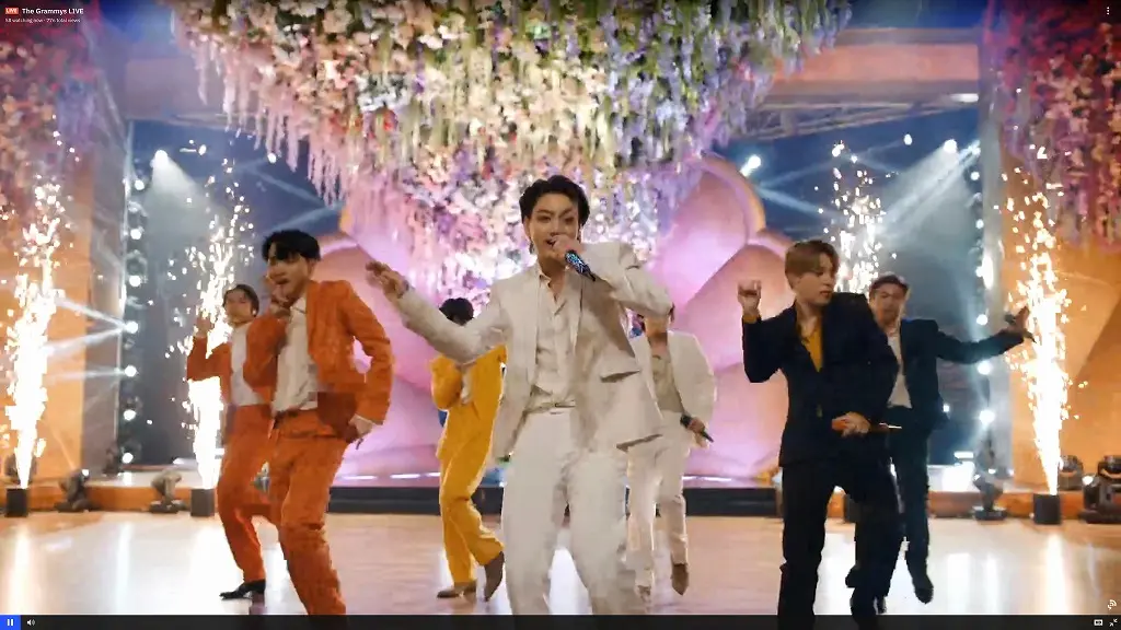 花で飾られたステージで『Dynamite』を披露するBTS