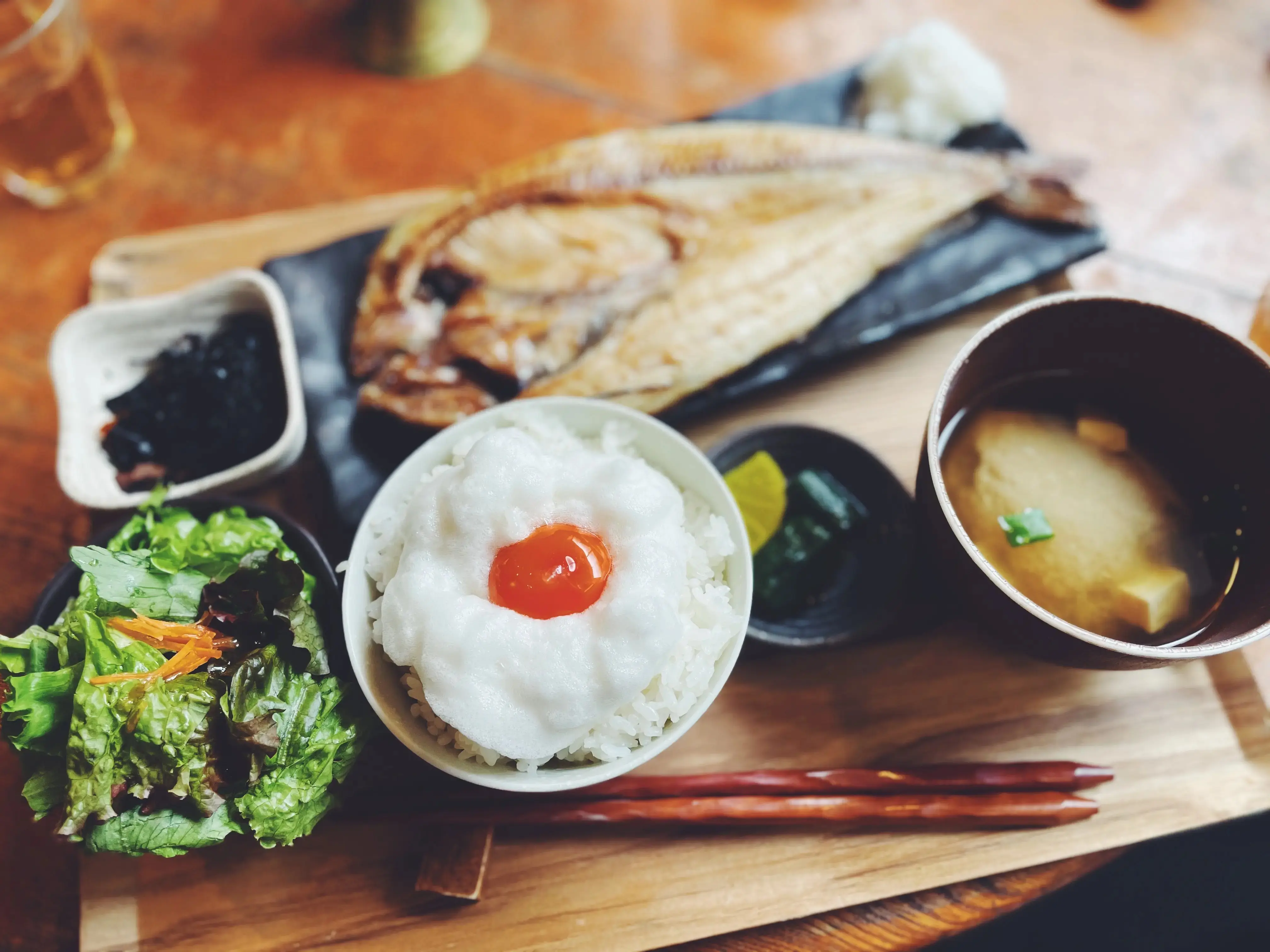 『ヨリドコロ』の卵かけごはん、ホッケ定食