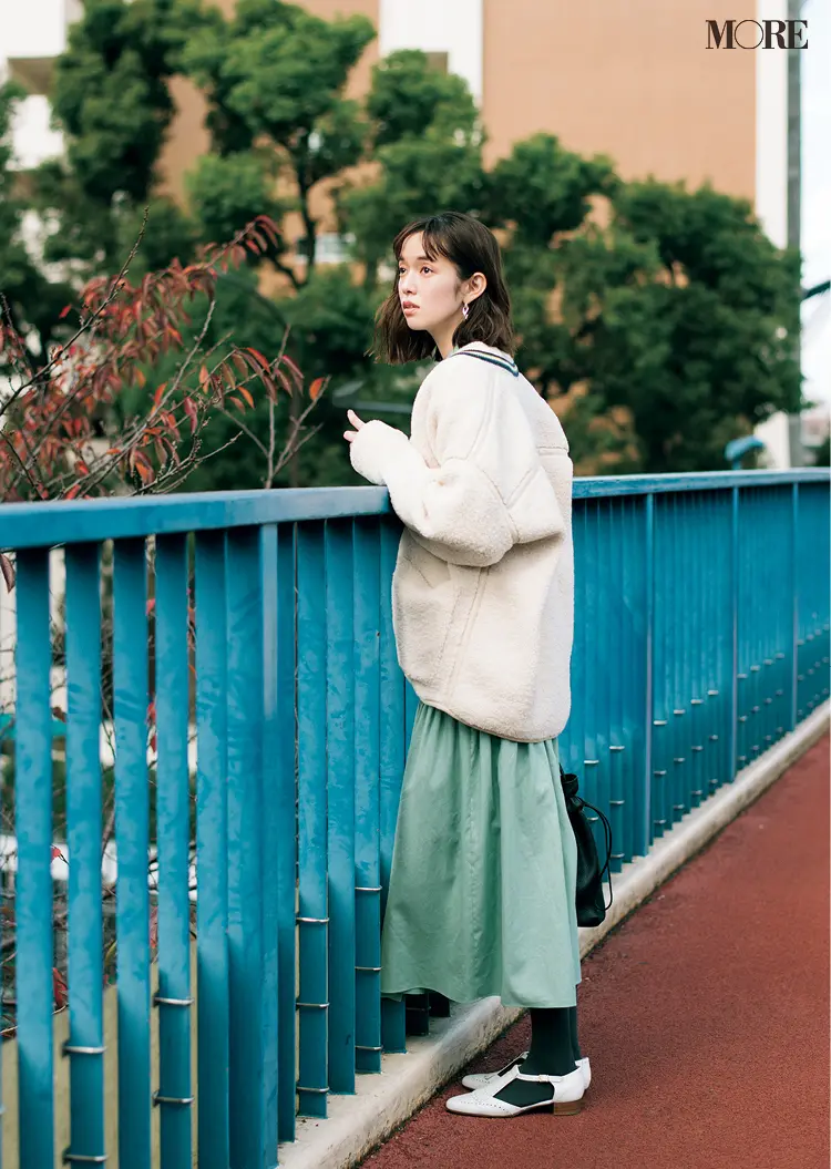 ボアブルゾンにスカートコーデの佐藤栞里