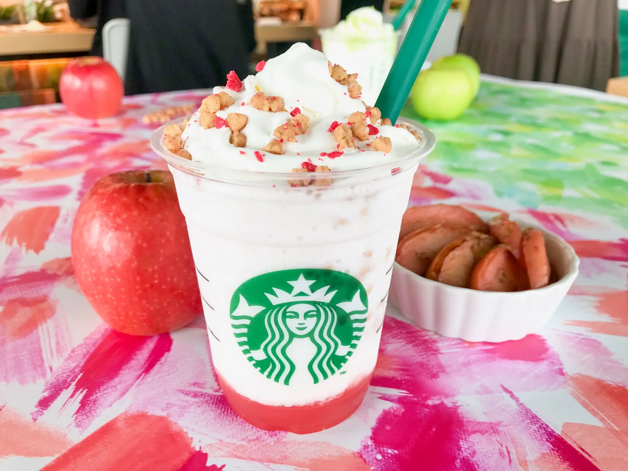 【スタバ 新作レポ】りんごのおいしさを楽しむ2つの新作フラペチーノ♡ グリーンとピンク、それぞれどんな味?_3