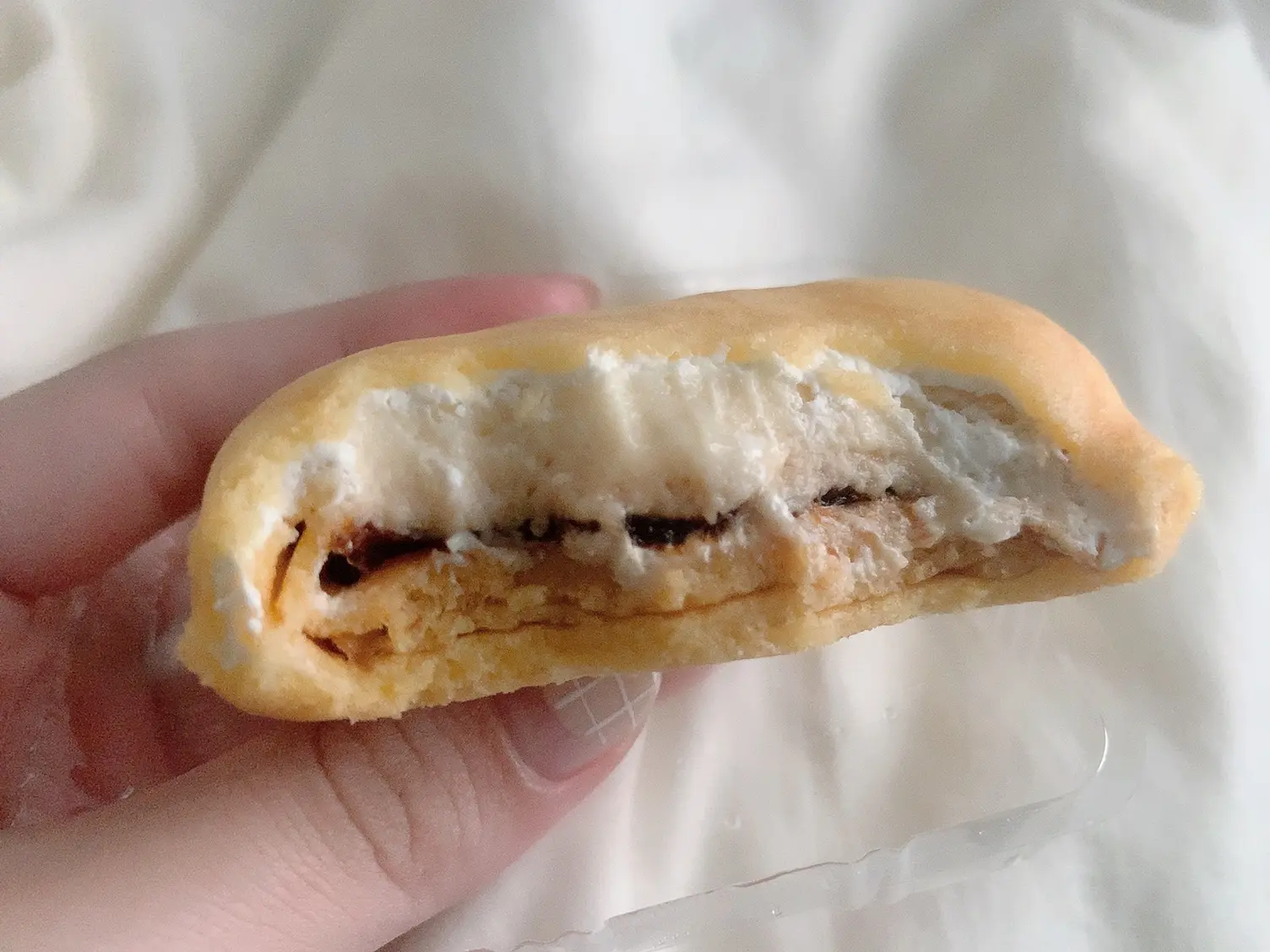 【ファミマスイーツ】ねっとりタマラン…♡最高食感のプリンクレープレビュー_3