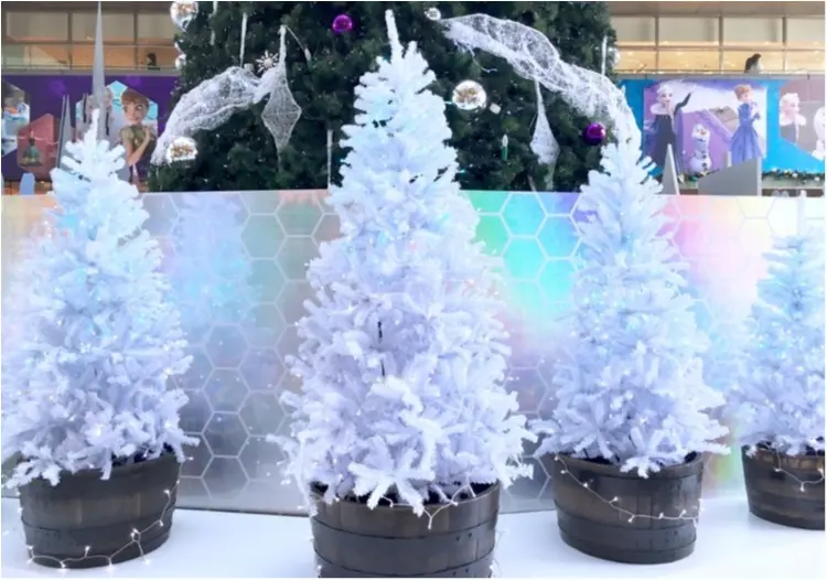 《ひと足早いクリスマス❤️》フォトジェニックな【アナと雪の女王 コラボツリー】が見られるのはココ!_1