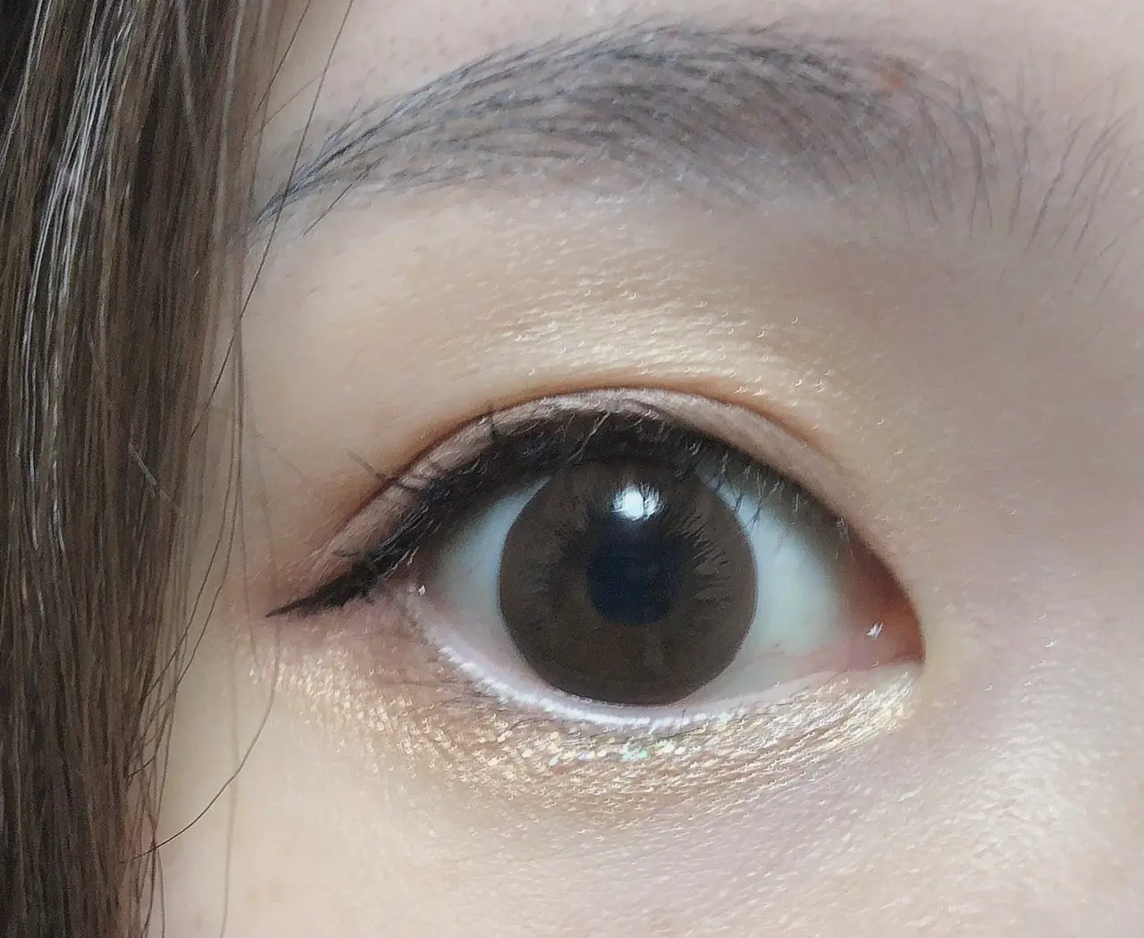アイシャドウを塗った開いた目